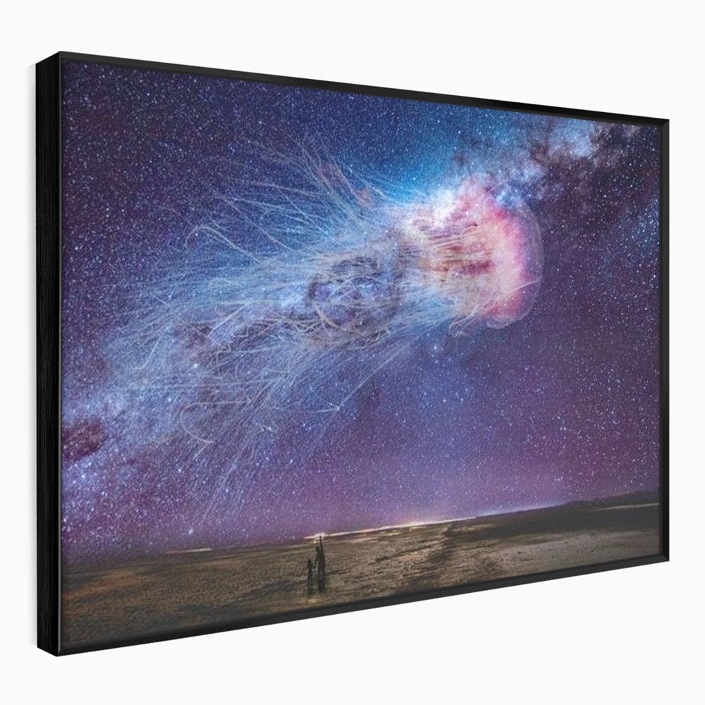 Tablou canvas cu ilustratie digitala cu meduza cosmica si stele, in rama de aluminiu negru